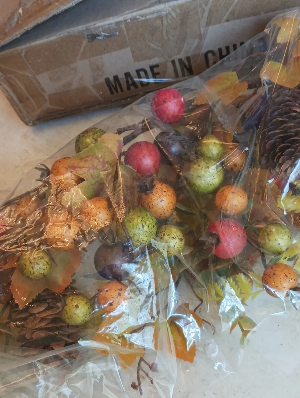 Florals- 4ft Autum/harvest Garland,,berries Leaves Pinecones--by VALERI/QVC..NEW